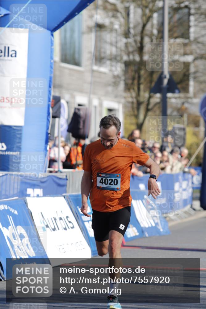 06.04.2025 - 44. Internationalen Wilhelmsburger Insellauf A. Gomolzig http://msf.ph/oto/7557920 06.04.2025 10:05:30 Ziel 4020 meine-sportfotos.de