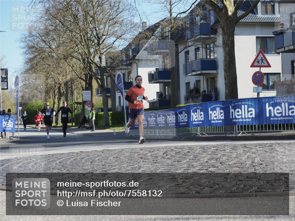 06.04.2025 - 44. Internationalen Wilhelmsburger Insellauf Luisa Fischer http://msf.ph/oto/7558132 06.04.2025 10:22:04 Ziel 4548, 3461, 4590 meine-sportfotos.de
