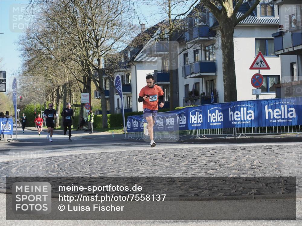 06.04.2025 - 44. Internationalen Wilhelmsburger Insellauf Luisa Fischer http://msf.ph/oto/7558137 06.04.2025 10:22:04 Ziel 4548, 3461, 4590 meine-sportfotos.de