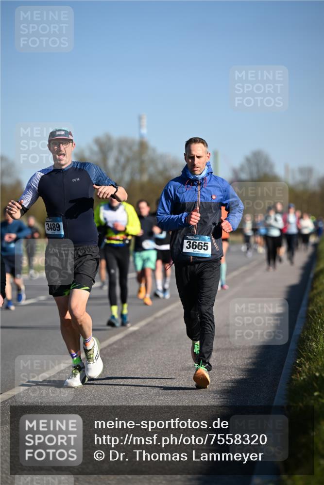 06.04.2025 - 44. Internationalen Wilhelmsburger Insellauf Dr. Thomas Lammeyer http://msf.ph/oto/7558320 06.04.2025 09:34:30 Laufen 3489, 3665 meine-sportfotos.de
