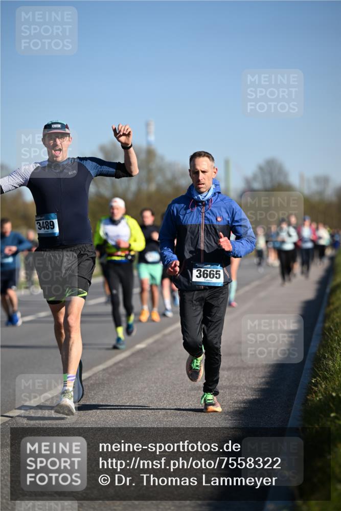 06.04.2025 - 44. Internationalen Wilhelmsburger Insellauf Dr. Thomas Lammeyer http://msf.ph/oto/7558322 06.04.2025 09:34:30 Laufen 3489, 3665 meine-sportfotos.de