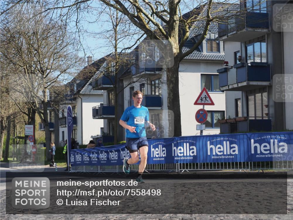 06.04.2025 - 44. Internationalen Wilhelmsburger Insellauf Luisa Fischer http://msf.ph/oto/7558498 06.04.2025 10:24:34 Ziel 4292 meine-sportfotos.de