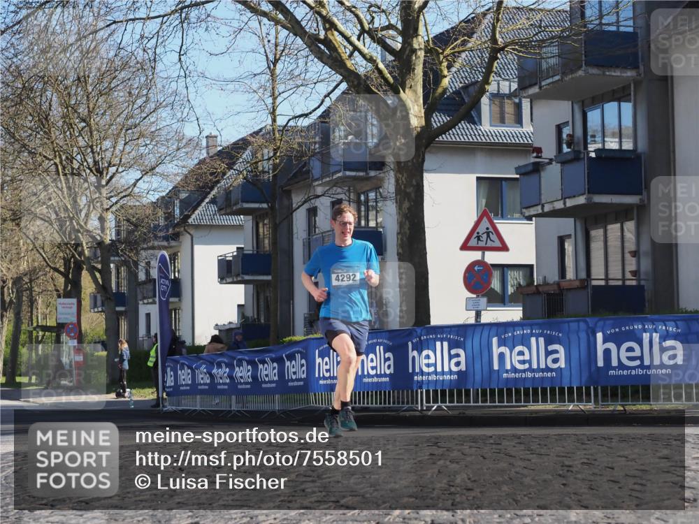 06.04.2025 - 44. Internationalen Wilhelmsburger Insellauf Luisa Fischer http://msf.ph/oto/7558501 06.04.2025 10:24:34 Ziel 4292 meine-sportfotos.de