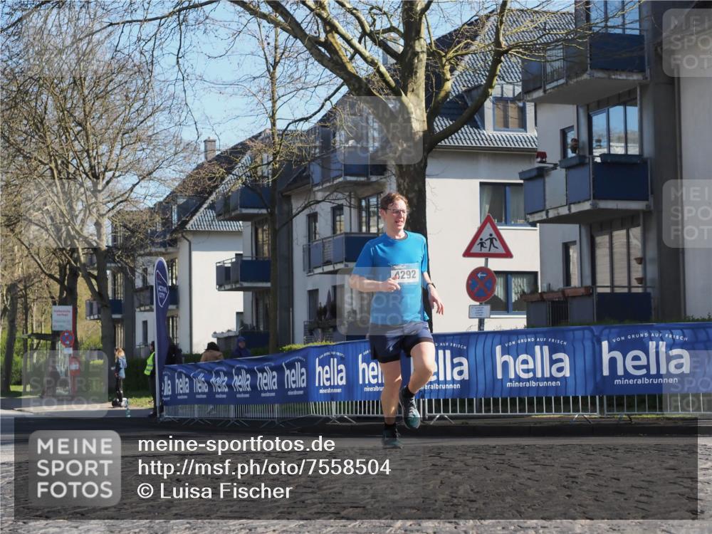 06.04.2025 - 44. Internationalen Wilhelmsburger Insellauf Luisa Fischer http://msf.ph/oto/7558504 06.04.2025 10:24:34 Ziel 4292 meine-sportfotos.de