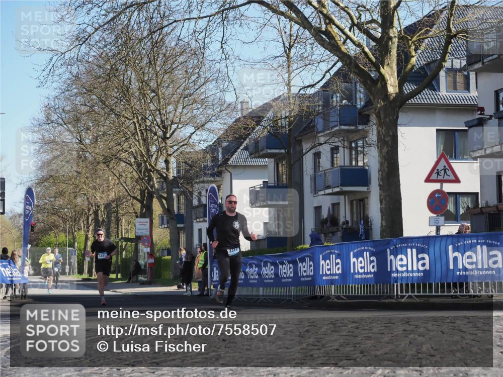 06.04.2025 - 44. Internationalen Wilhelmsburger Insellauf Luisa Fischer http://msf.ph/oto/7558507 06.04.2025 10:24:40 Ziel 3341, 3317 meine-sportfotos.de