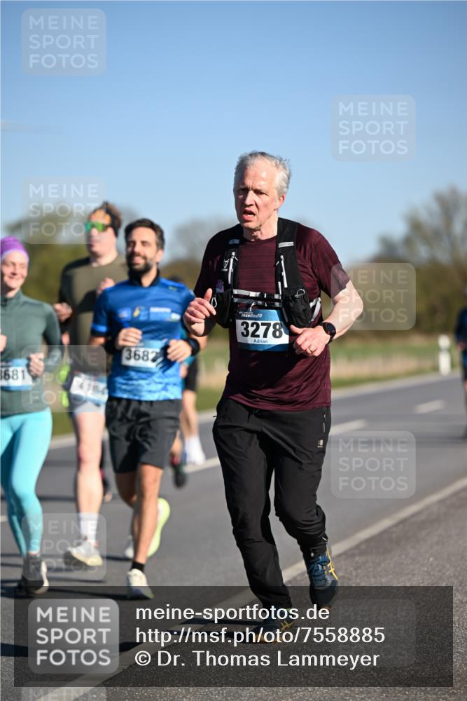 06.04.2025 - 44. Internationalen Wilhelmsburger Insellauf Dr. Thomas Lammeyer http://msf.ph/oto/7558885 06.04.2025 09:34:58 Laufen 8681, 2917, 3682, 3278 meine-sportfotos.de