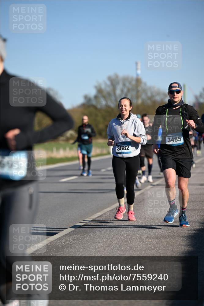 06.04.2025 - 44. Internationalen Wilhelmsburger Insellauf Dr. Thomas Lammeyer http://msf.ph/oto/7559240 06.04.2025 09:35:12 Laufen 695, 3882, 3485 meine-sportfotos.de