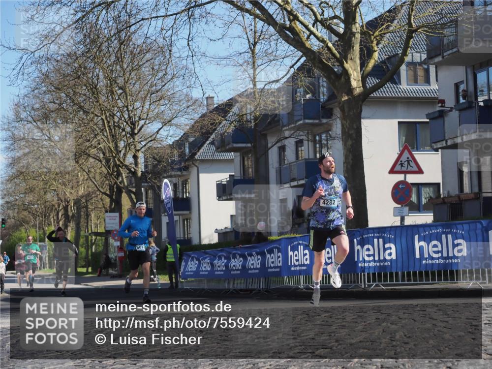 06.04.2025 - 44. Internationalen Wilhelmsburger Insellauf Luisa Fischer http://msf.ph/oto/7559424 06.04.2025 10:26:48 Ziel 4073, 4282, 4014 meine-sportfotos.de