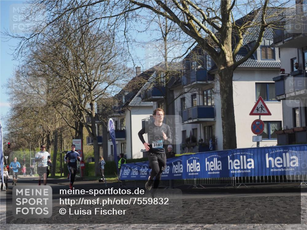 06.04.2025 - 44. Internationalen Wilhelmsburger Insellauf Luisa Fischer http://msf.ph/oto/7559832 06.04.2025 10:27:09 Ziel 4553, 3344, 3181 meine-sportfotos.de