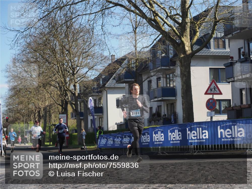 06.04.2025 - 44. Internationalen Wilhelmsburger Insellauf Luisa Fischer http://msf.ph/oto/7559836 06.04.2025 10:27:09 Ziel 4553, 3344, 3181 meine-sportfotos.de