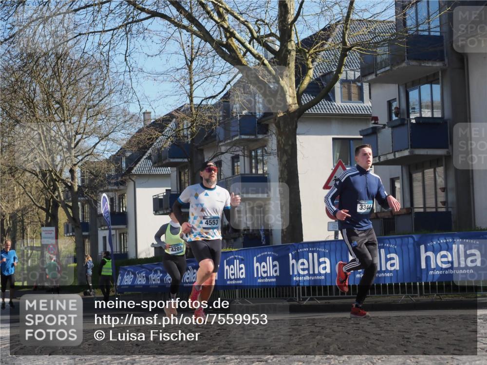06.04.2025 - 44. Internationalen Wilhelmsburger Insellauf Luisa Fischer http://msf.ph/oto/7559953 06.04.2025 10:27:13 Ziel 4553, 3344, 4207 meine-sportfotos.de