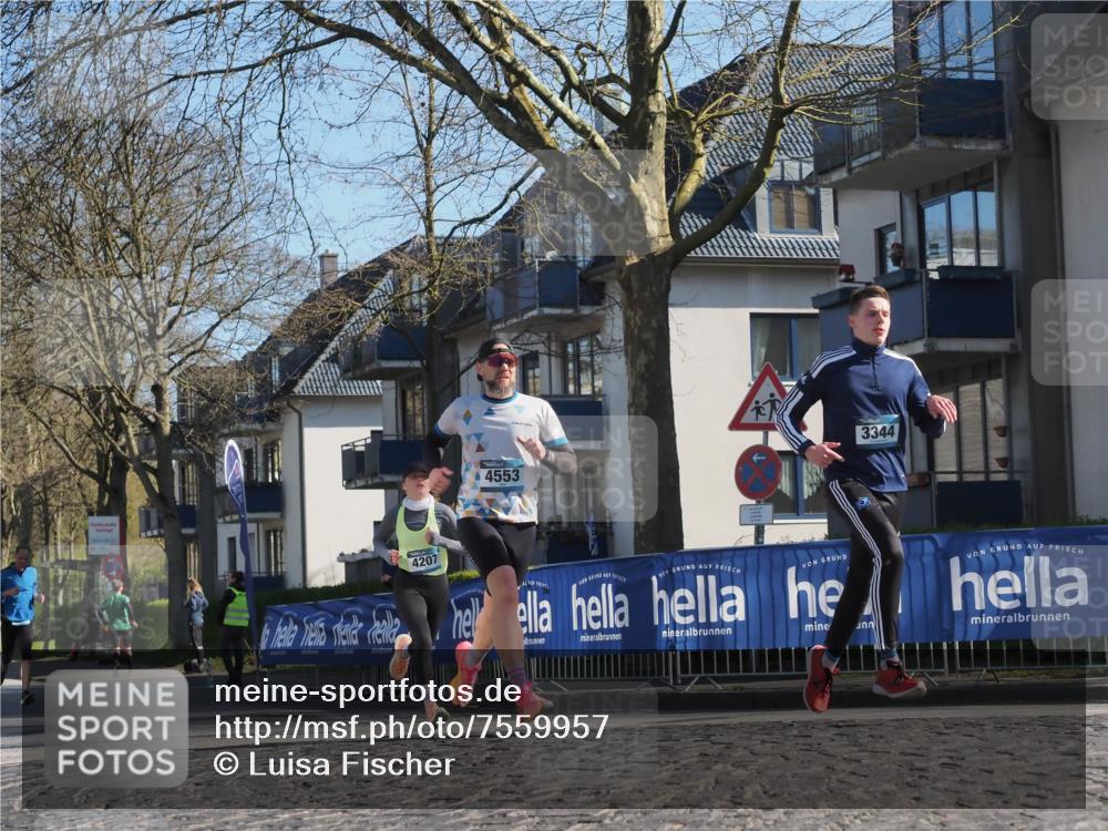 06.04.2025 - 44. Internationalen Wilhelmsburger Insellauf Luisa Fischer http://msf.ph/oto/7559957 06.04.2025 10:27:13 Ziel 4553, 3344, 4207 meine-sportfotos.de