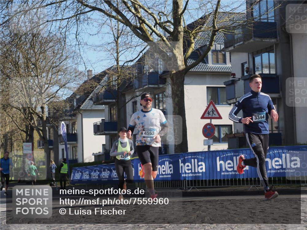 06.04.2025 - 44. Internationalen Wilhelmsburger Insellauf Luisa Fischer http://msf.ph/oto/7559960 06.04.2025 10:27:13 Ziel 4553, 3344, 4207 meine-sportfotos.de