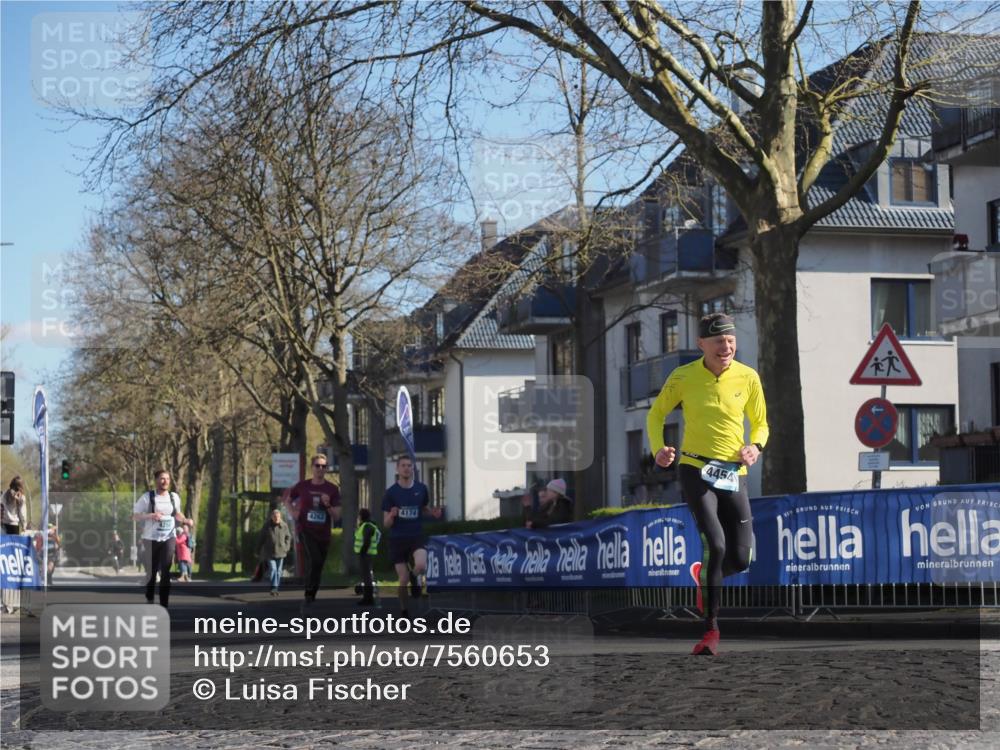 06.04.2025 - 44. Internationalen Wilhelmsburger Insellauf Luisa Fischer http://msf.ph/oto/7560653 06.04.2025 10:28:21 Ziel 4250, 4263, 4174, 4454 meine-sportfotos.de
