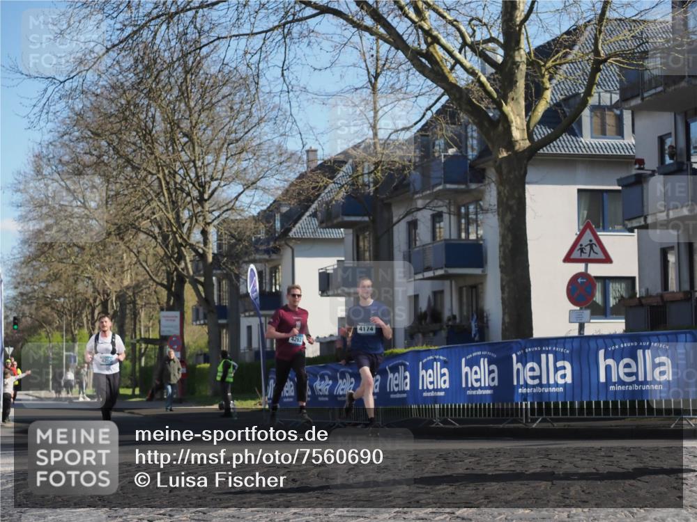 06.04.2025 - 44. Internationalen Wilhelmsburger Insellauf Luisa Fischer http://msf.ph/oto/7560690 06.04.2025 10:28:22 Ziel 4250, 4263, 4174 meine-sportfotos.de