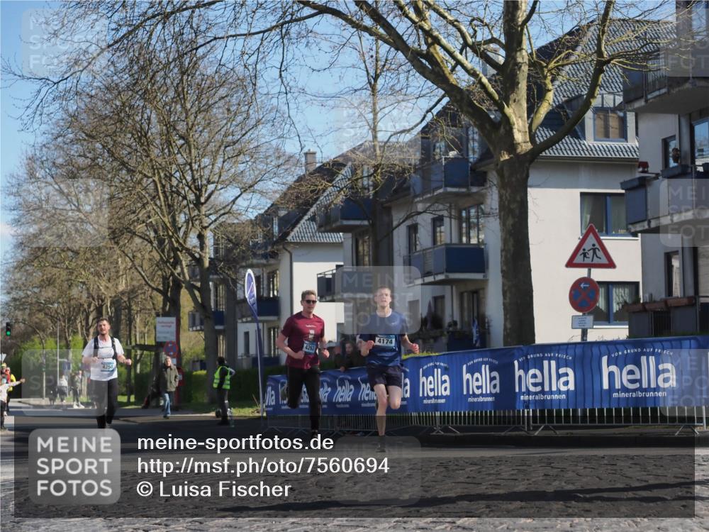 06.04.2025 - 44. Internationalen Wilhelmsburger Insellauf Luisa Fischer http://msf.ph/oto/7560694 06.04.2025 10:28:22 Ziel 4250, 4263, 4174 meine-sportfotos.de