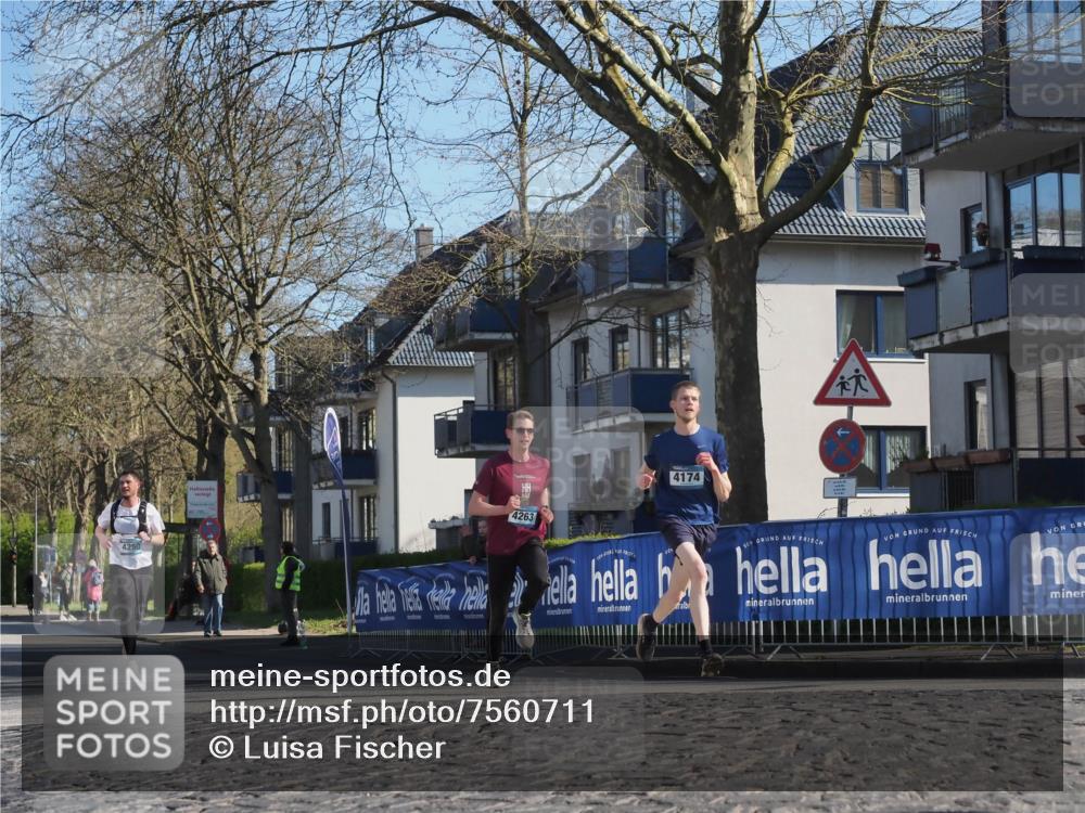 06.04.2025 - 44. Internationalen Wilhelmsburger Insellauf Luisa Fischer http://msf.ph/oto/7560711 06.04.2025 10:28:22 Ziel 4250, 4174, 4263 meine-sportfotos.de
