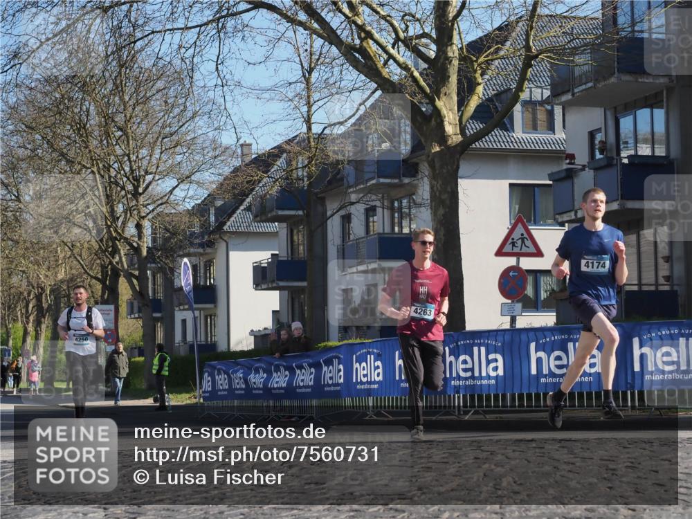 06.04.2025 - 44. Internationalen Wilhelmsburger Insellauf Luisa Fischer http://msf.ph/oto/7560731 06.04.2025 10:28:23 Ziel 4250, 4174, 4263 meine-sportfotos.de