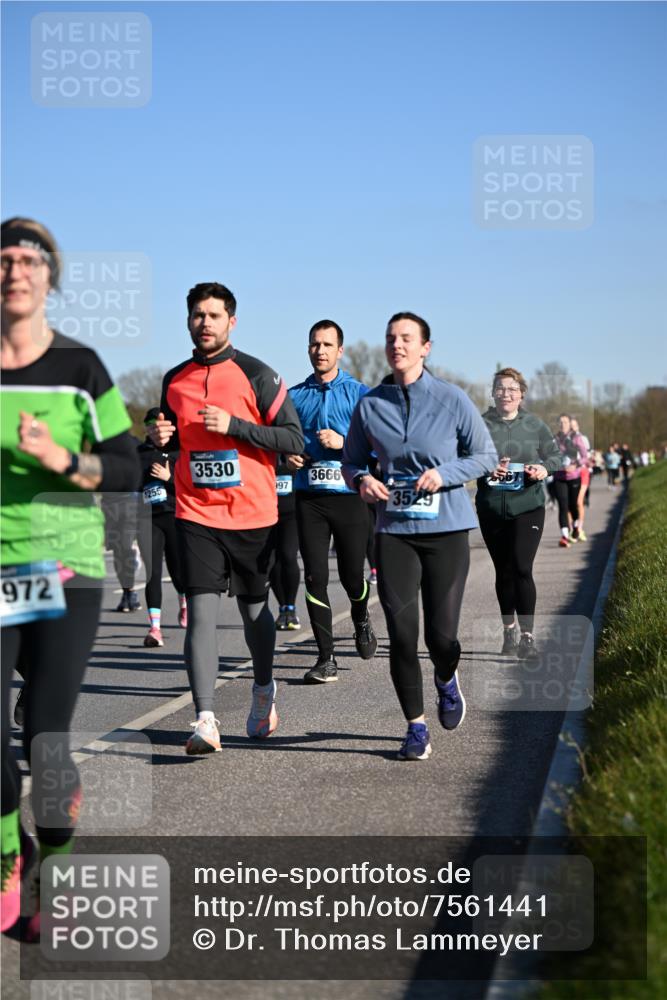 06.04.2025 - 44. Internationalen Wilhelmsburger Insellauf Dr. Thomas Lammeyer http://msf.ph/oto/7561441 06.04.2025 09:36:27 Laufen 972, 4255, 3530, 3666, 997, 3529 meine-sportfotos.de