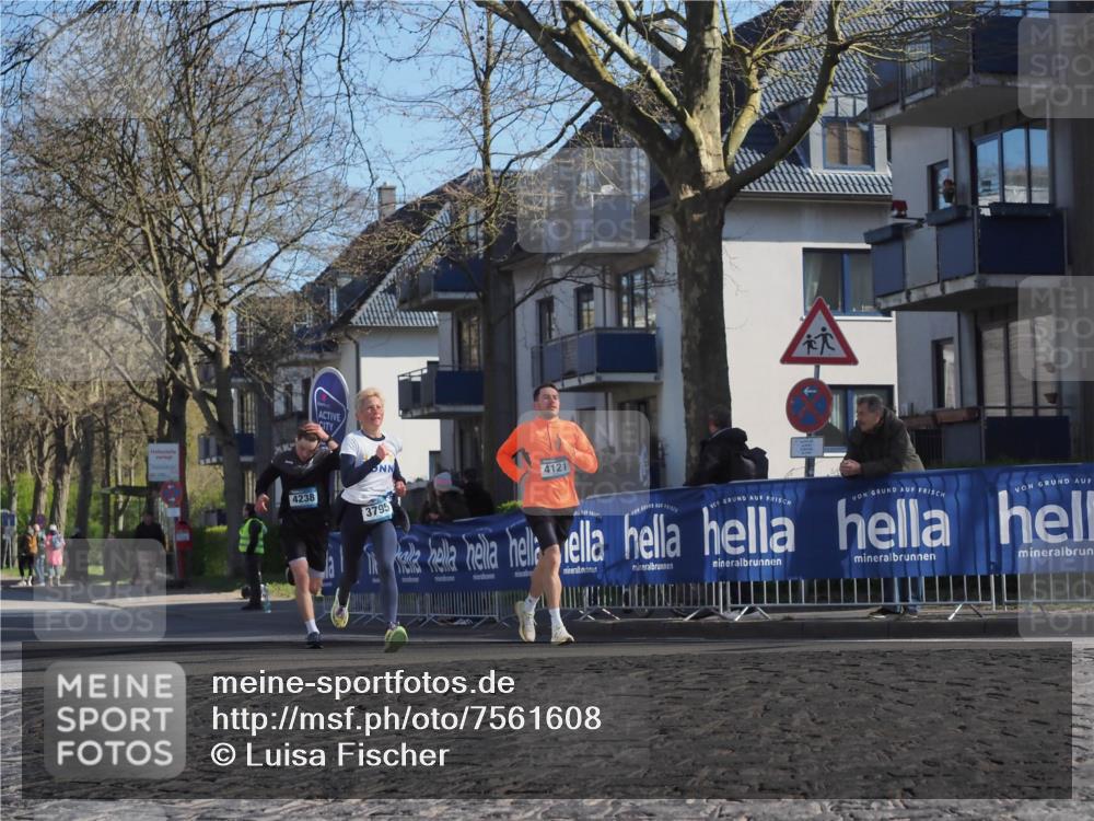 06.04.2025 - 44. Internationalen Wilhelmsburger Insellauf Luisa Fischer http://msf.ph/oto/7561608 06.04.2025 10:29:41 Ziel 4238, 3795, 4121 meine-sportfotos.de