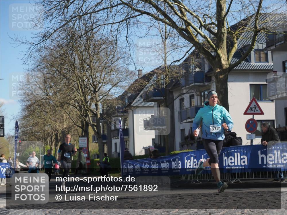 06.04.2025 - 44. Internationalen Wilhelmsburger Insellauf Luisa Fischer http://msf.ph/oto/7561892 06.04.2025 10:30:25 Ziel 3742, 3721, 4189 meine-sportfotos.de