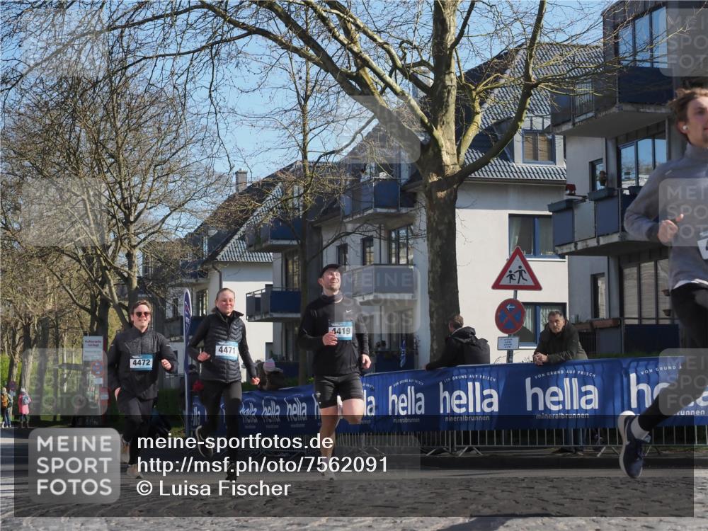 06.04.2025 - 44. Internationalen Wilhelmsburger Insellauf Luisa Fischer http://msf.ph/oto/7562091 06.04.2025 10:30:37 Ziel 4472, 4471, 4419 meine-sportfotos.de