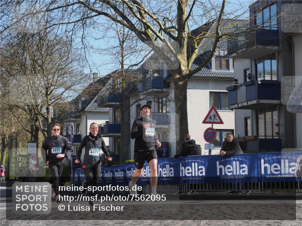 06.04.2025 - 44. Internationalen Wilhelmsburger Insellauf Luisa Fischer http://msf.ph/oto/7562095 06.04.2025 10:30:37 Ziel 4472, 4471, 4419 meine-sportfotos.de