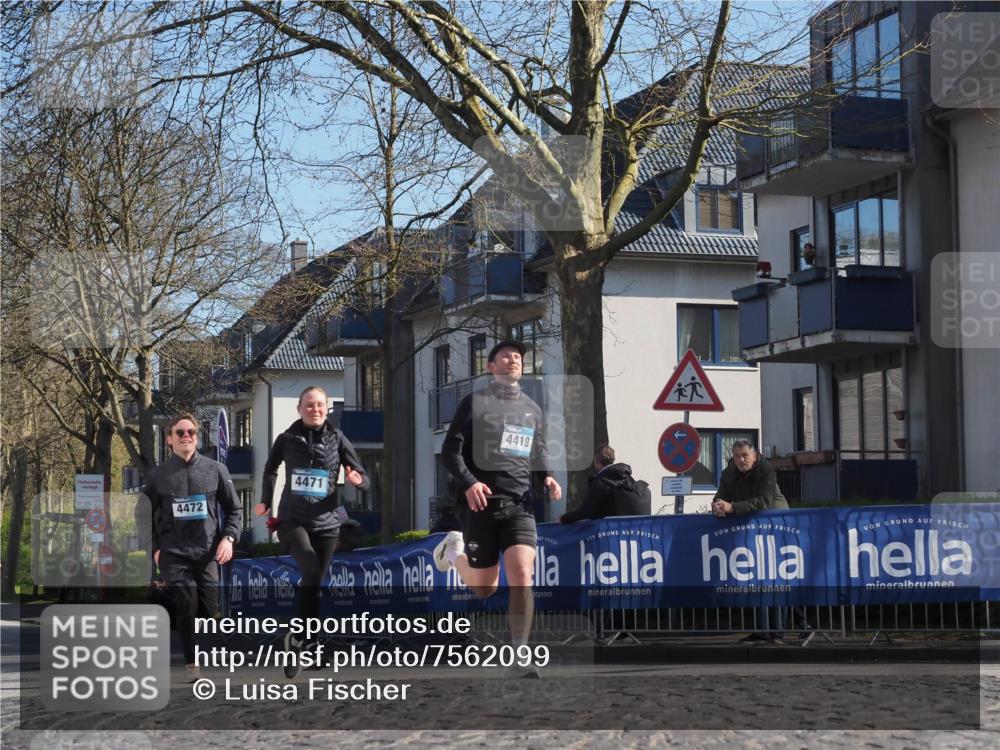 06.04.2025 - 44. Internationalen Wilhelmsburger Insellauf Luisa Fischer http://msf.ph/oto/7562099 06.04.2025 10:30:37 Ziel 4471, 4472, 4419 meine-sportfotos.de