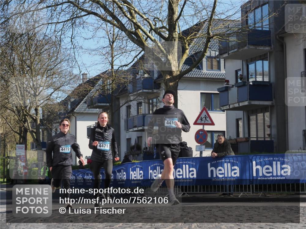 06.04.2025 - 44. Internationalen Wilhelmsburger Insellauf Luisa Fischer http://msf.ph/oto/7562106 06.04.2025 10:30:37 Ziel 4419, 4472, 4471 meine-sportfotos.de