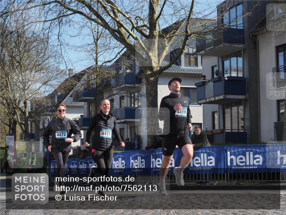 06.04.2025 - 44. Internationalen Wilhelmsburger Insellauf Luisa Fischer http://msf.ph/oto/7562113 06.04.2025 10:30:38 Ziel 4472, 4471, 4419 meine-sportfotos.de