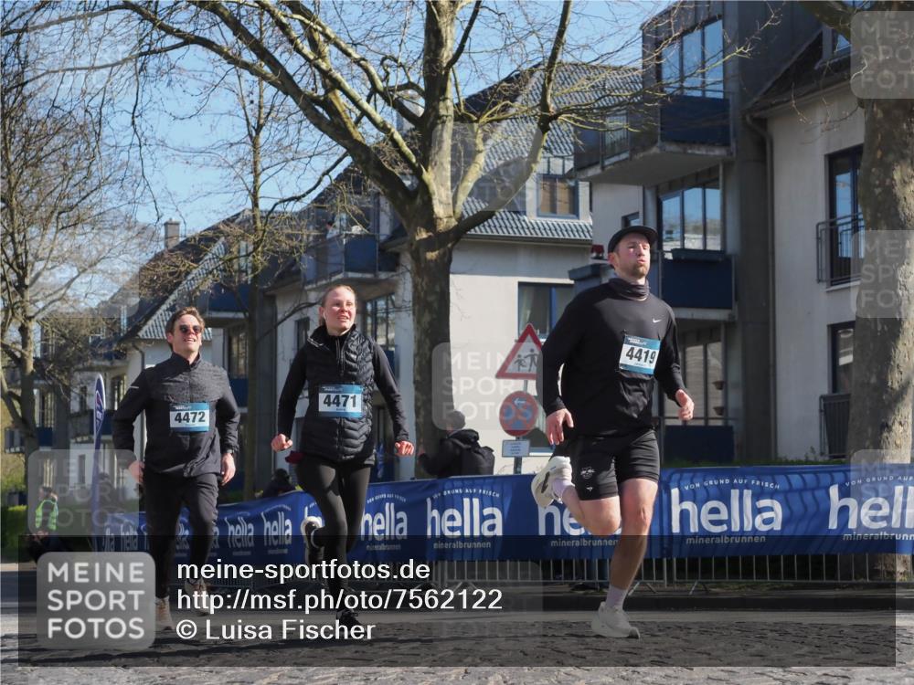 06.04.2025 - 44. Internationalen Wilhelmsburger Insellauf Luisa Fischer http://msf.ph/oto/7562122 06.04.2025 10:30:38 Ziel 4472, 4471, 4419 meine-sportfotos.de