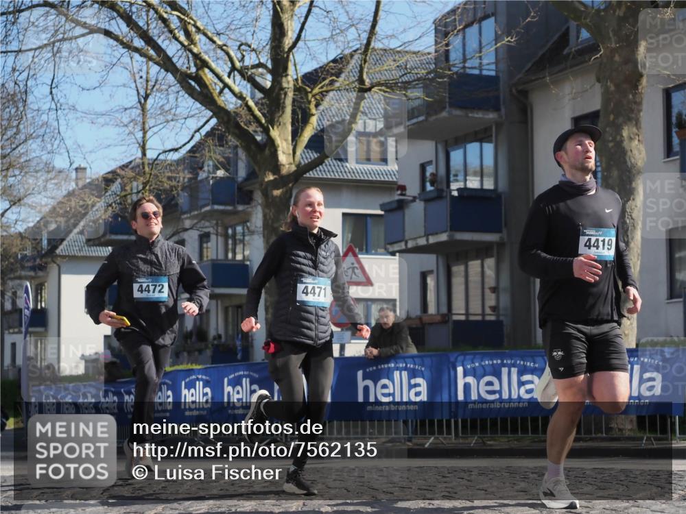 06.04.2025 - 44. Internationalen Wilhelmsburger Insellauf Luisa Fischer http://msf.ph/oto/7562135 06.04.2025 10:30:38 Ziel 4472, 4471, 4419, 2 meine-sportfotos.de