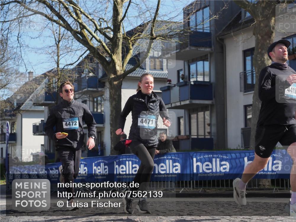 06.04.2025 - 44. Internationalen Wilhelmsburger Insellauf Luisa Fischer http://msf.ph/oto/7562139 06.04.2025 10:30:38 Ziel 4472, 4471, 4419 meine-sportfotos.de