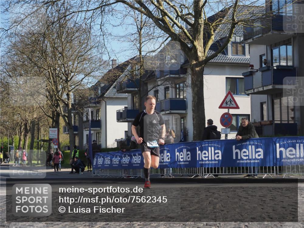 06.04.2025 - 44. Internationalen Wilhelmsburger Insellauf Luisa Fischer http://msf.ph/oto/7562345 06.04.2025 10:30:54 Ziel 382 meine-sportfotos.de