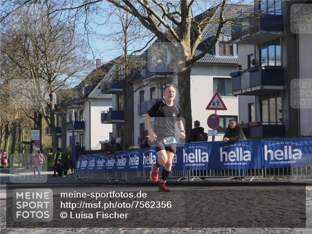 06.04.2025 - 44. Internationalen Wilhelmsburger Insellauf Luisa Fischer http://msf.ph/oto/7562356 06.04.2025 10:30:55 Ziel 3323 meine-sportfotos.de