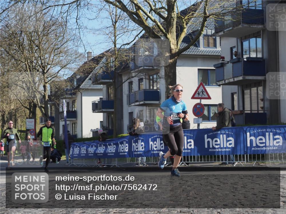 06.04.2025 - 44. Internationalen Wilhelmsburger Insellauf Luisa Fischer http://msf.ph/oto/7562472 06.04.2025 10:31:16 Ziel 3976, 502, 3542 meine-sportfotos.de