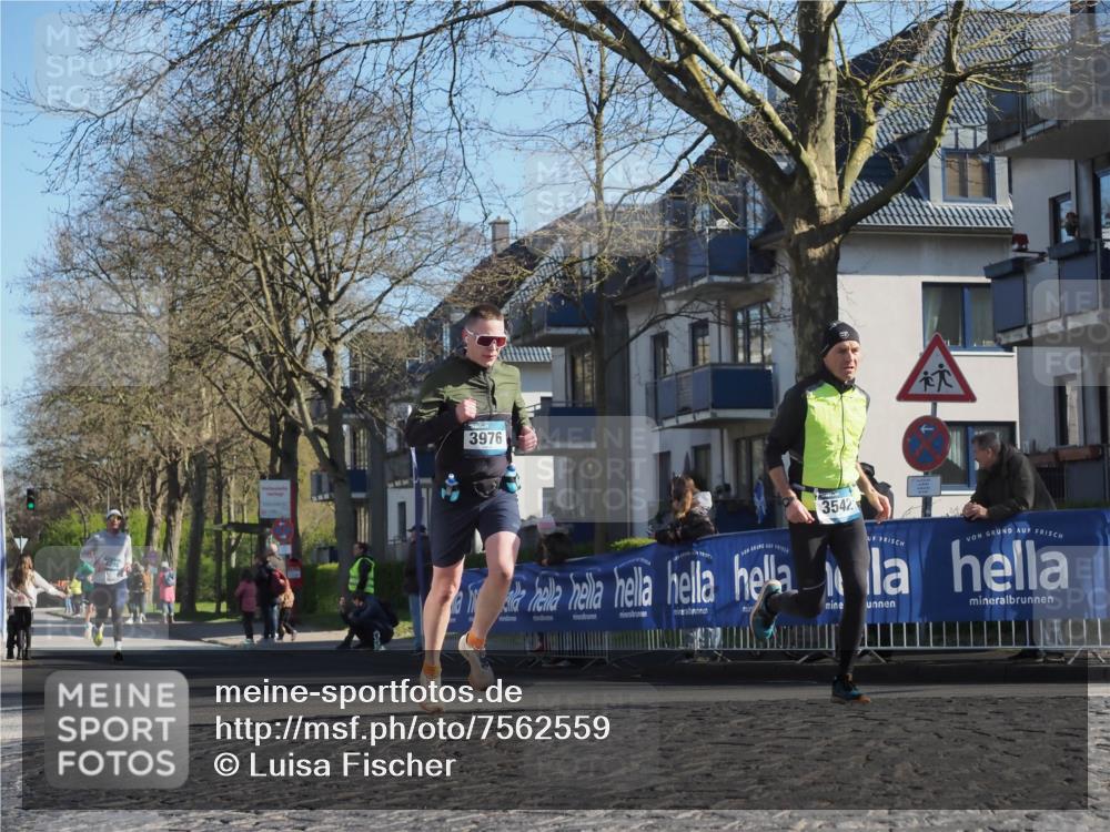 06.04.2025 - 44. Internationalen Wilhelmsburger Insellauf Luisa Fischer http://msf.ph/oto/7562559 06.04.2025 10:31:19 Ziel 3976, 3542, 1 meine-sportfotos.de