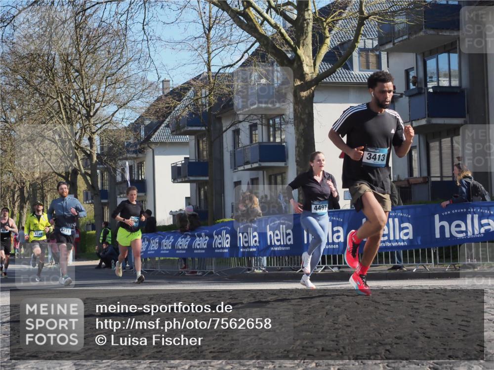 06.04.2025 - 44. Internationalen Wilhelmsburger Insellauf Luisa Fischer http://msf.ph/oto/7562658 06.04.2025 10:31:42 Ziel 4271, 4223, 3413, 4497 meine-sportfotos.de