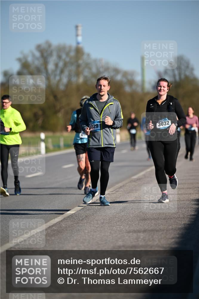 06.04.2025 - 44. Internationalen Wilhelmsburger Insellauf Dr. Thomas Lammeyer http://msf.ph/oto/7562667 06.04.2025 09:37:25 Laufen 3029, 3032 meine-sportfotos.de