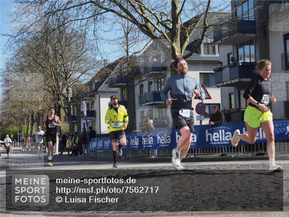 06.04.2025 - 44. Internationalen Wilhelmsburger Insellauf Luisa Fischer http://msf.ph/oto/7562717 06.04.2025 10:31:45 Ziel 4271, 405, 4223, 3962 meine-sportfotos.de