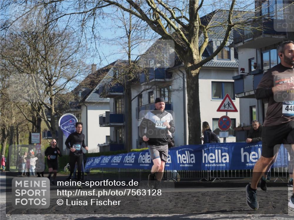 06.04.2025 - 44. Internationalen Wilhelmsburger Insellauf Luisa Fischer http://msf.ph/oto/7563128 06.04.2025 10:33:02 Ziel 3234, 3747, 3564, 4, 440 meine-sportfotos.de