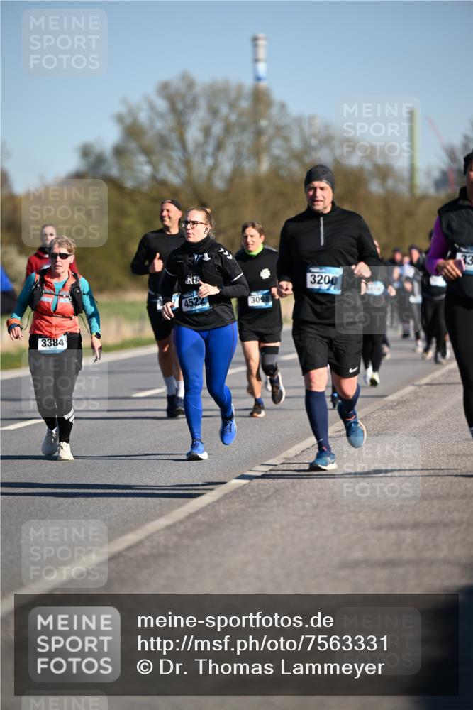 06.04.2025 - 44. Internationalen Wilhelmsburger Insellauf Dr. Thomas Lammeyer http://msf.ph/oto/7563331 06.04.2025 09:38:16 Laufen 3384, 452, 3098, 3200, 33 meine-sportfotos.de