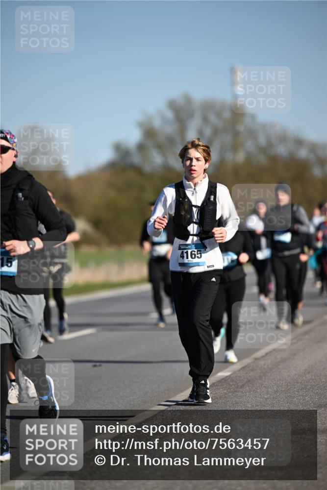 06.04.2025 - 44. Internationalen Wilhelmsburger Insellauf Dr. Thomas Lammeyer http://msf.ph/oto/7563457 06.04.2025 09:38:24 Laufen 15, 4165 meine-sportfotos.de