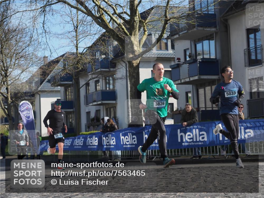 06.04.2025 - 44. Internationalen Wilhelmsburger Insellauf Luisa Fischer http://msf.ph/oto/7563465 06.04.2025 10:33:40 Ziel 3826, 5033, 3909 meine-sportfotos.de
