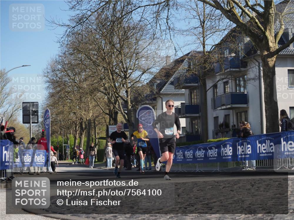 06.04.2025 - 44. Internationalen Wilhelmsburger Insellauf Luisa Fischer http://msf.ph/oto/7564100 06.04.2025 10:35:30 Ziel 4216, 4312, 4396 meine-sportfotos.de