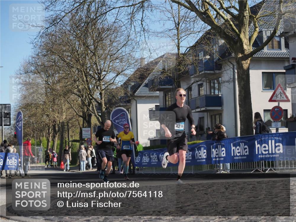 06.04.2025 - 44. Internationalen Wilhelmsburger Insellauf Luisa Fischer http://msf.ph/oto/7564118 06.04.2025 10:35:30 Ziel 4216, 4312, 4396 meine-sportfotos.de