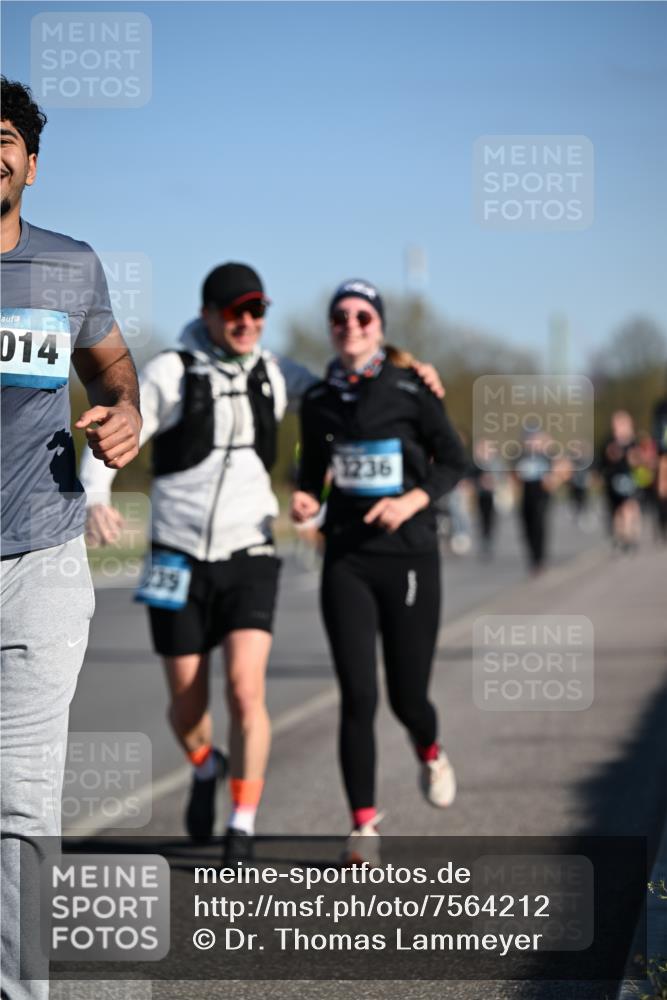 06.04.2025 - 44. Internationalen Wilhelmsburger Insellauf Dr. Thomas Lammeyer http://msf.ph/oto/7564212 06.04.2025 09:39:01 Laufen 014, 235, 1236 meine-sportfotos.de