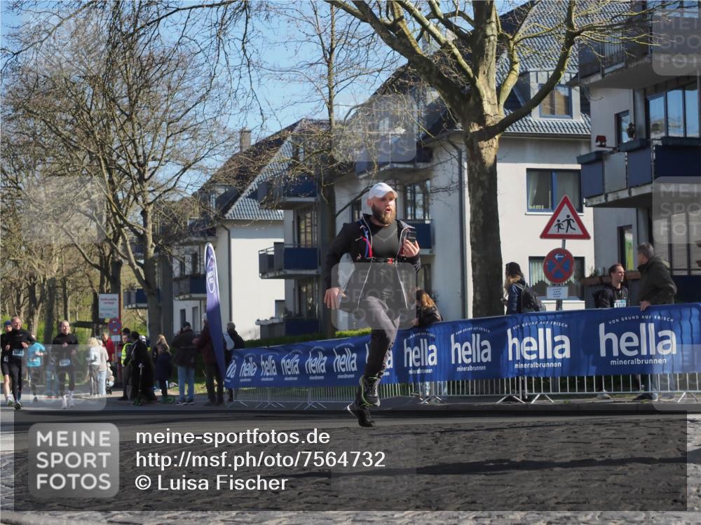 06.04.2025 - 44. Internationalen Wilhelmsburger Insellauf Luisa Fischer http://msf.ph/oto/7564732 06.04.2025 10:36:51 Ziel 5084, 5067, 5108 meine-sportfotos.de