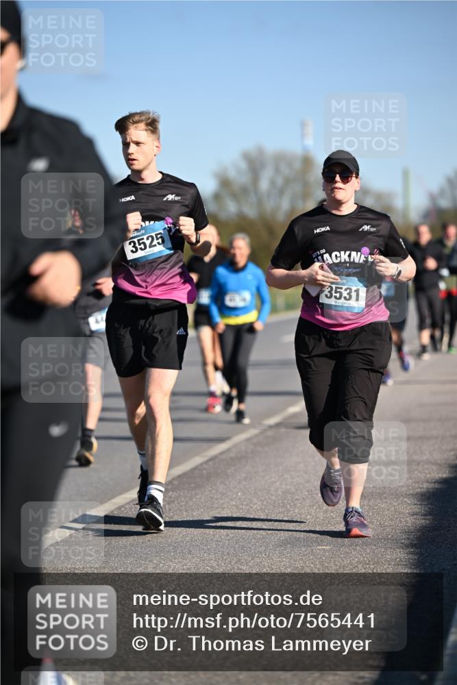 06.04.2025 - 44. Internationalen Wilhelmsburger Insellauf Dr. Thomas Lammeyer http://msf.ph/oto/7565441 06.04.2025 09:40:46 Laufen 3525, 3531 meine-sportfotos.de