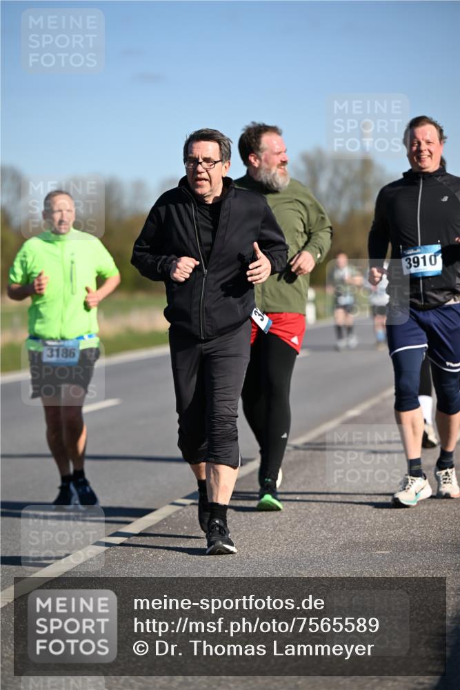 06.04.2025 - 44. Internationalen Wilhelmsburger Insellauf Dr. Thomas Lammeyer http://msf.ph/oto/7565589 06.04.2025 09:40:55 Laufen 3186, 3, 3910 meine-sportfotos.de